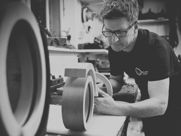 Handarbeit bei der Fertigung eines Lichtobjekts in der Werkstatt